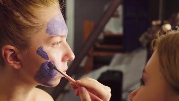 Gesichtskunst. der Maskenbildner, der mit dem Malen beginnt - Filmmaterial, Video