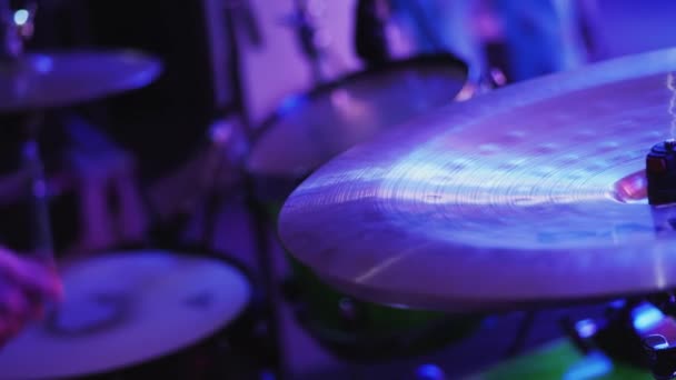 Schlagzeuger Hand spielt Schlagzeug Platte - Filmmaterial, Video
