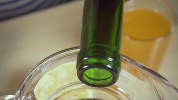 Close-up do pescoço de uma garrafa e um vinho derramando câmera lenta
 - Filmagem, Vídeo