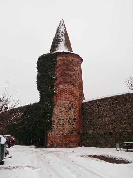 Historiallinen Powder Tower talvella
 - Valokuva, kuva