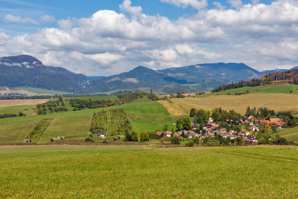 Paisagem de colinas de verão com aldeia de Benusovce na Eslováquia
. - Foto, Imagem