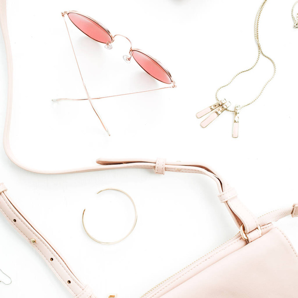 Světle pastelově růžové ženské příslušenství kolekce na bílém pozadí. Plochý lat, pohled shora, sluneční brýle, spojky, náhrdelník, náramek, hodinky. Minimální koncept. - Fotografie, Obrázek