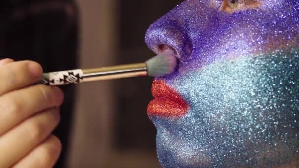 Gesichtskunst. die Maskenbildnerin beim Malen - Filmmaterial, Video