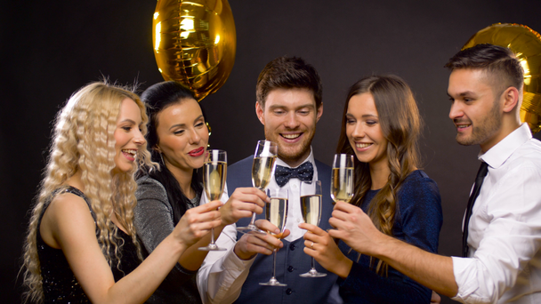 mutlu arkadaş partide şampanya bardakları tokuşturup - Video, Çekim