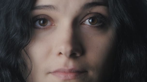 Nahaufnahme Porträt einer Frau mit braunen Augen - Filmmaterial, Video