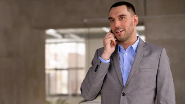 businessman calling on smartphone at office - Video, Çekim