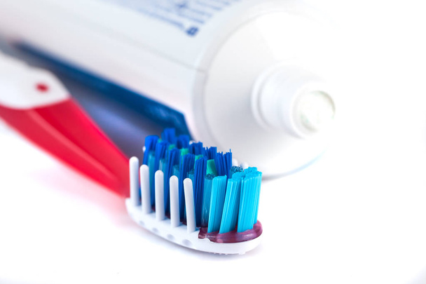 cepillo de dientes aislado sobre un fondo blanco, primer plano
 - Foto, imagen