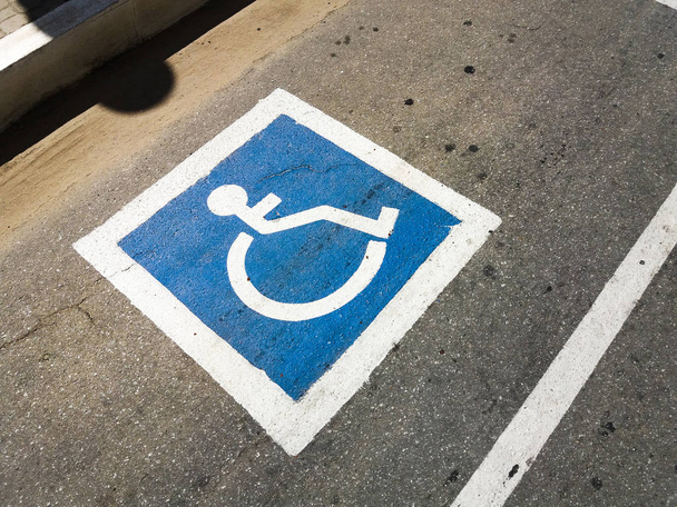 Símbolo de acessibilidade para utilizadores de cadeiras de rodas
 - Foto, Imagem