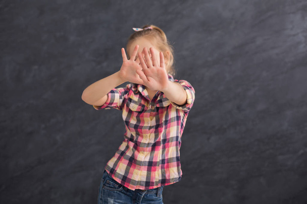 Маленькая девочка говорит нет, показывая знак стоп
 - Фото, изображение