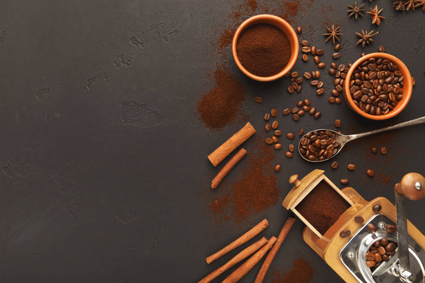 古いコーヒーミル、散乱の豆やスパイス、コピー領域と背景のトップ ビュー - 写真・画像
