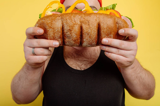 Diet failure of fat man eating fast food - Foto, afbeelding