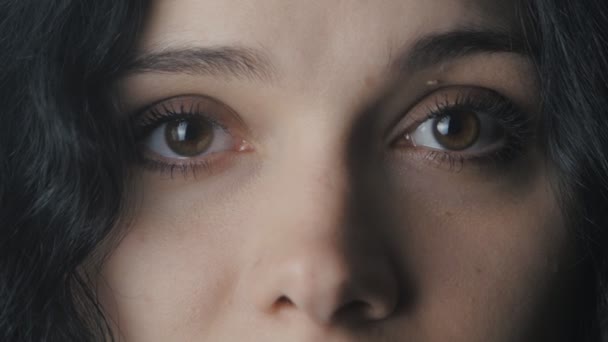 Womans duże brązowe oczy - Materiał filmowy, wideo