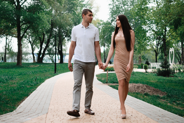 bonito bonito e jovem casal andando ao ar livre
 - Foto, Imagem