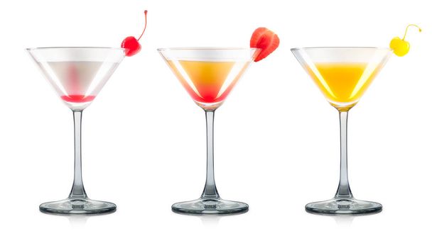 Zestaw koktajlowy w martini szkła na białym tle - Zdjęcie, obraz