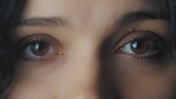 Gros plan grosses femmes yeux marron
 - Séquence, vidéo