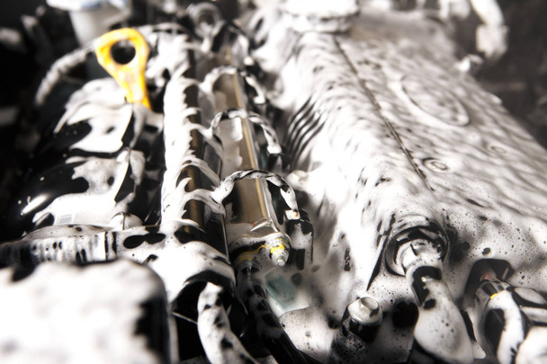 Waschautomotor mit Wasserdüse im selektiven Fokus. Fokus auf Motor - Foto, Bild