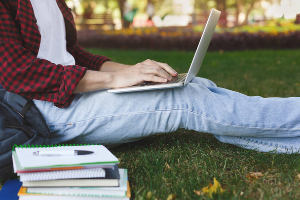 Casual jongeman met laptop outdoors - Foto, afbeelding