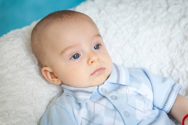Porträt eines süßen 6 Monate alten Jungen - Foto, Bild