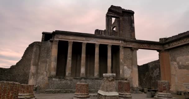 Помпеи / Италия - дата: 03182018. Внутри руин в Помпеи, Италия. Археологический парк недалеко от Неаполя
. - Кадры, видео