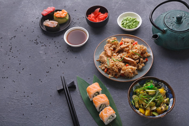 Comida de estilo japonés, servicio de restaurante
 - Foto, imagen