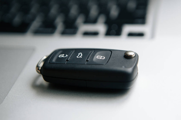 Σημειωματάριο, έννοια αυτοκίνητο κλειδί και υπολογιστή πληκτρολόγιο - Φωτογραφία, εικόνα