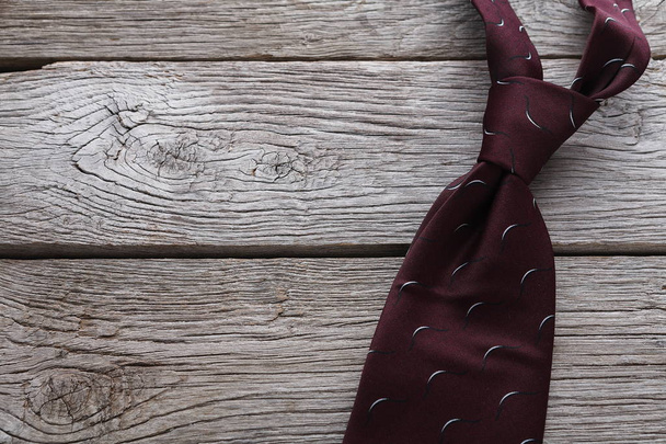 Corbata de moda para hombre sobre fondo de madera rústica
 - Foto, Imagen
