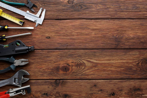 Fronteira de ferramentas de reparo em fundo de madeira com espaço de cópia
 - Foto, Imagem