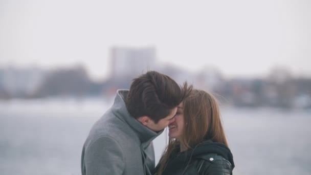 Χαρούμενος νεαρός άνδρας και γυναίκα φιλιά στην όχθη - Πλάνα, βίντεο
