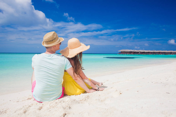 back view of couple sitting on a tropical beach on Maldives - Foto, Imagem