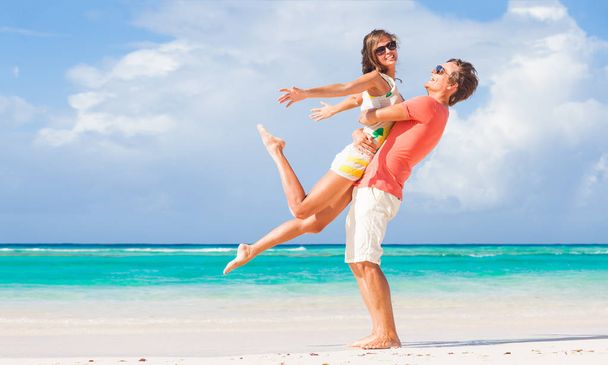 picture of happy couple in sunglasses hugging on the beach - Foto, imagen