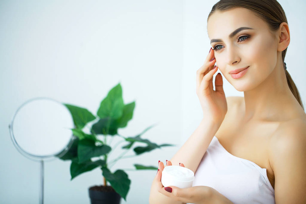Beauty Skin Care. Beautiful Woman Applying Cosmetic Face Cream - Foto, Imagen