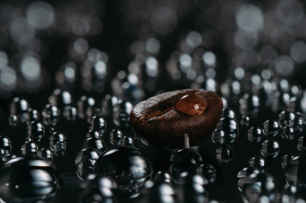 fresh roasted coffee macro beans on glass background with water drops - Foto, immagini
