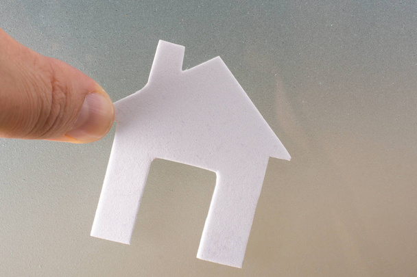 Malý domek vystřižené z papíru v ruce v zobrazení - Fotografie, Obrázek