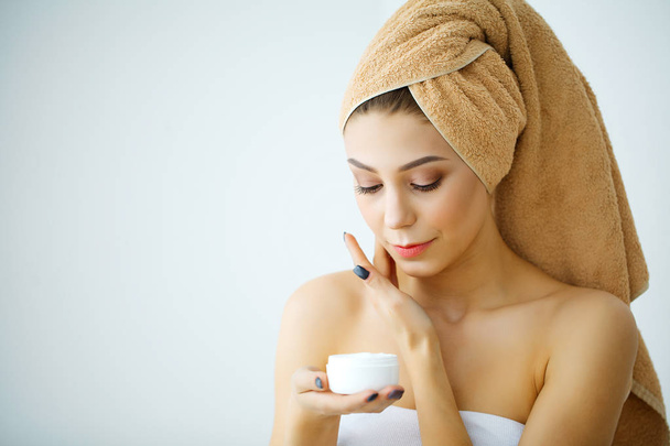 Beauty Skin Care. Beautiful Woman Applying Cosmetic Face Cream - Zdjęcie, obraz