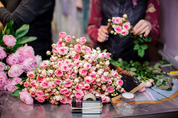 Дивовижно красиві рожеві і шампанські кольори маленькі троянди
 - Фото, зображення