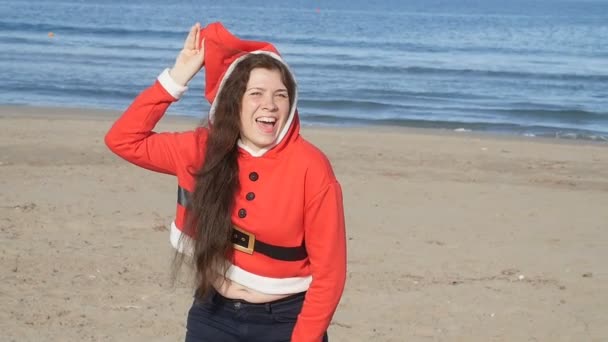 Joven alegre en santa hat bailando al aire libre
 - Metraje, vídeo