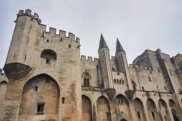 フランスのアヴィニョンの街内の教皇の中世の城の城壁 - 写真・画像