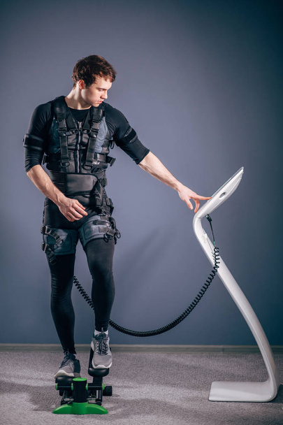 man training on stepper with electric muscle stimulation - Foto, Imagem