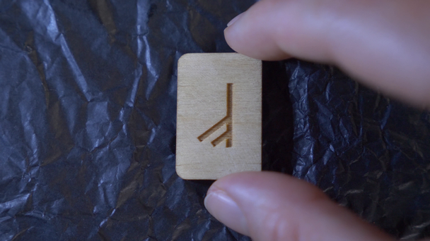 Rune. γκρο πλαν, χέρι βάζει η rune στην επιφάνεια για μαντεία. 4k, αργή κίνηση - Πλάνα, βίντεο