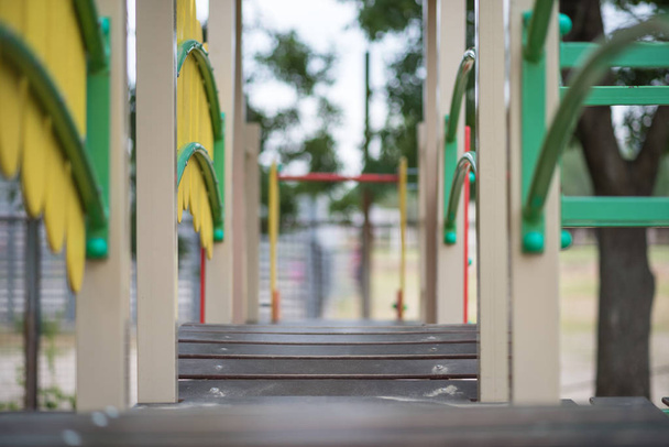 Parque infantil para crianças pequenas, instalações recreativas
 - Foto, Imagem