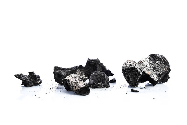Carvão sobre fundo branco, com sombras e reflexos, local para texto, amostra
 - Foto, Imagem