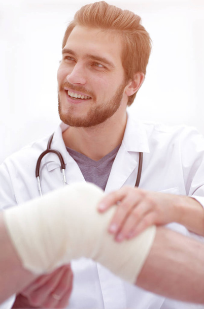 closeup of a doctor examining injured leg of the patient - Φωτογραφία, εικόνα