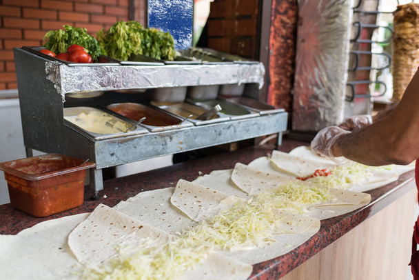 Proces gotowania shawarma, tradycyjny turecki mięsa, przepływu pracy - Zdjęcie, obraz