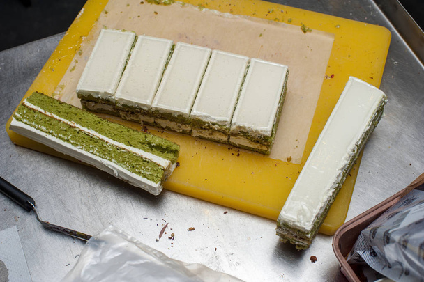 Φέτες πράσινο κέικ με ντεκόρ τέχνης στην κουζίνα - Φωτογραφία, εικόνα