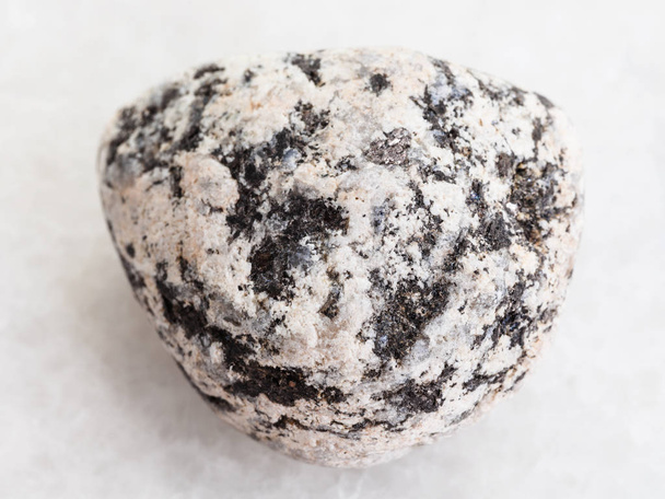 галька Діоритського каменю на білому мармурі
 - Фото, зображення