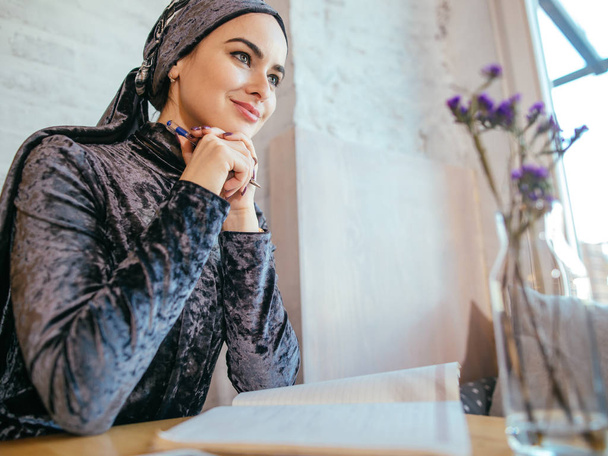 muslim woman working in cafe - Foto, Imagen