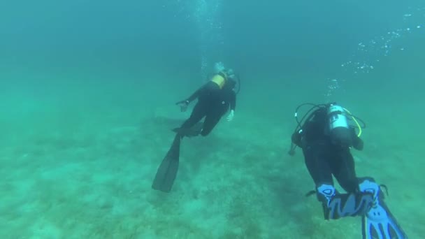 két női búvárok alján a tenger - Felvétel, videó