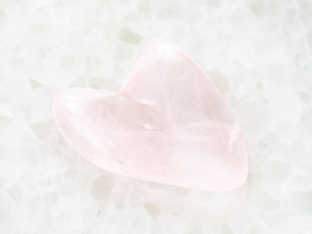 πεφμένη Aυξήθηκε χαλαζία πέτρα σε σχήμα καρδιάς σε λευκό - Φωτογραφία, εικόνα