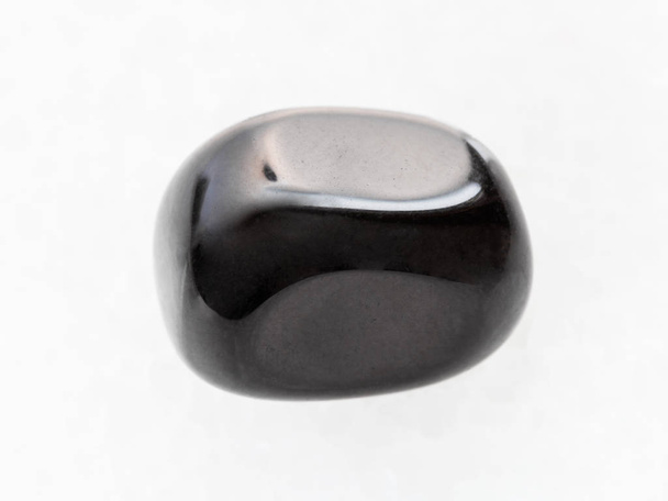 pierre précieuse Onyx noire polie sur marbre blanc
 - Photo, image