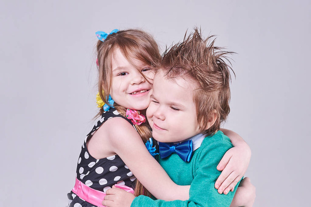 Όμορφο μικρό αγόρι και κορίτσι χαριτωμένο αγκάλιασμα - Φωτογραφία, εικόνα